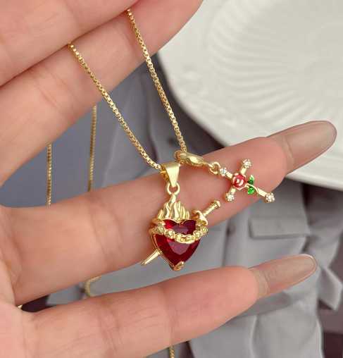 Amara – Dubbele Hanger Ketting met Goudkleurige Afwerking en Verstelbare Ketting - Image 9