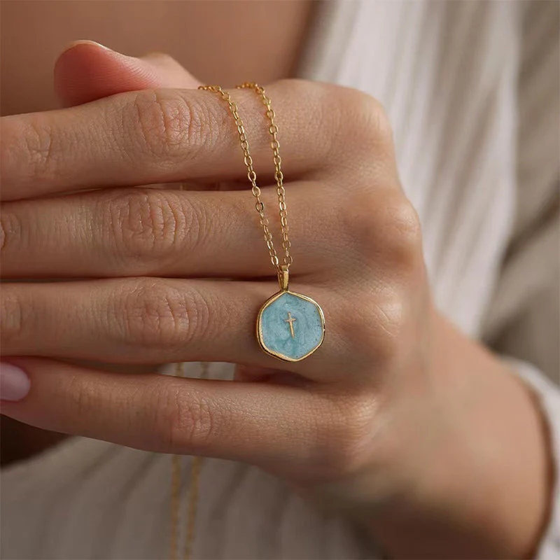 Arianna – Ketting met kruis hanger van roestvrij staal met parelmoer glans - Image 3