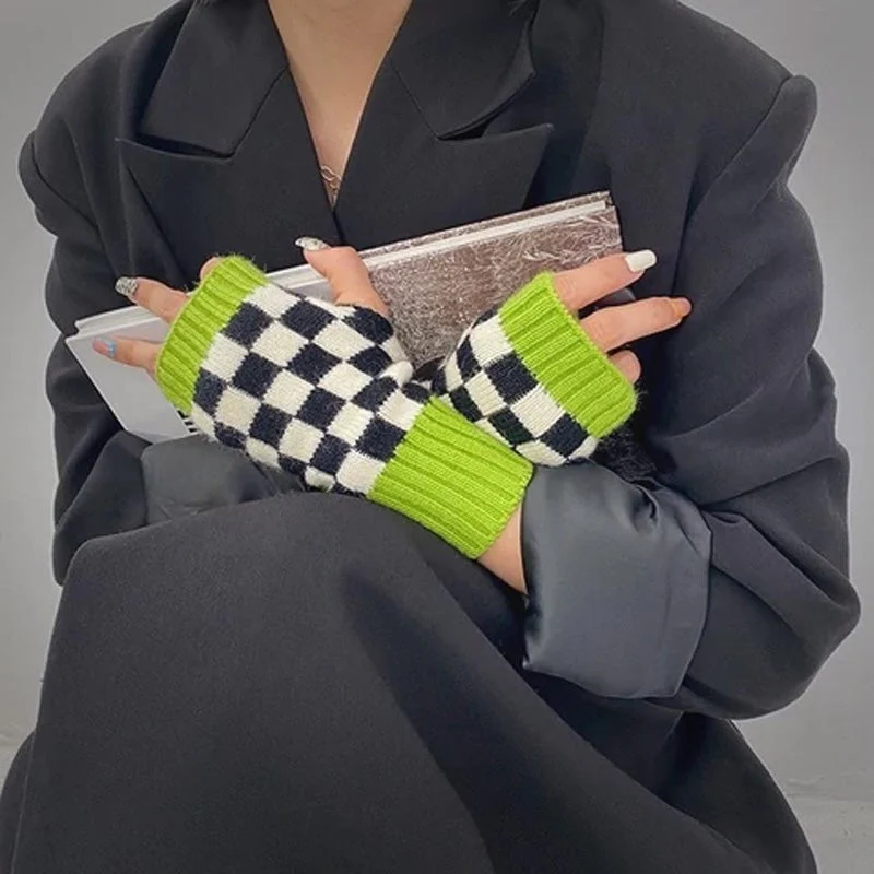 Checkerboard knitted gloves - Image 10