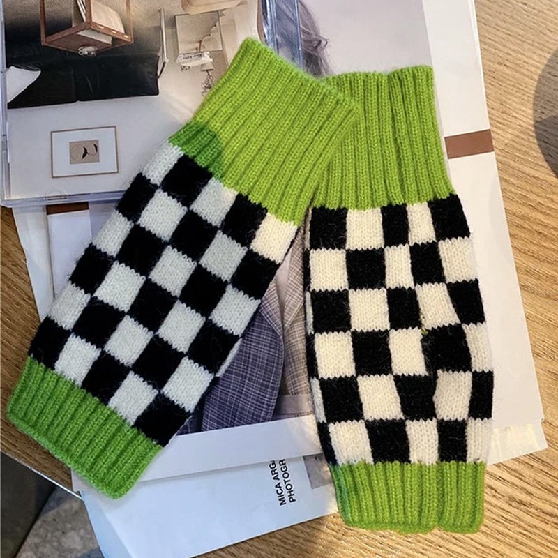 Checkerboard knitted gloves - Image 2