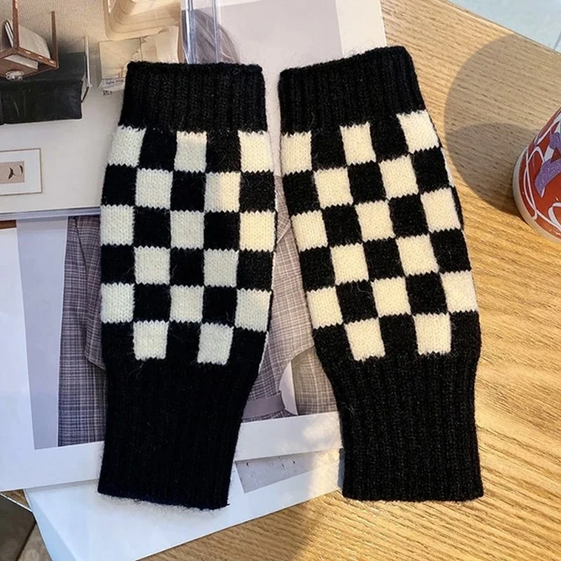 Checkerboard knitted gloves - Image 3