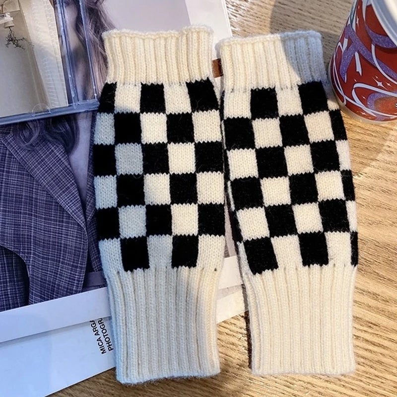 Checkerboard knitted gloves - Image 4