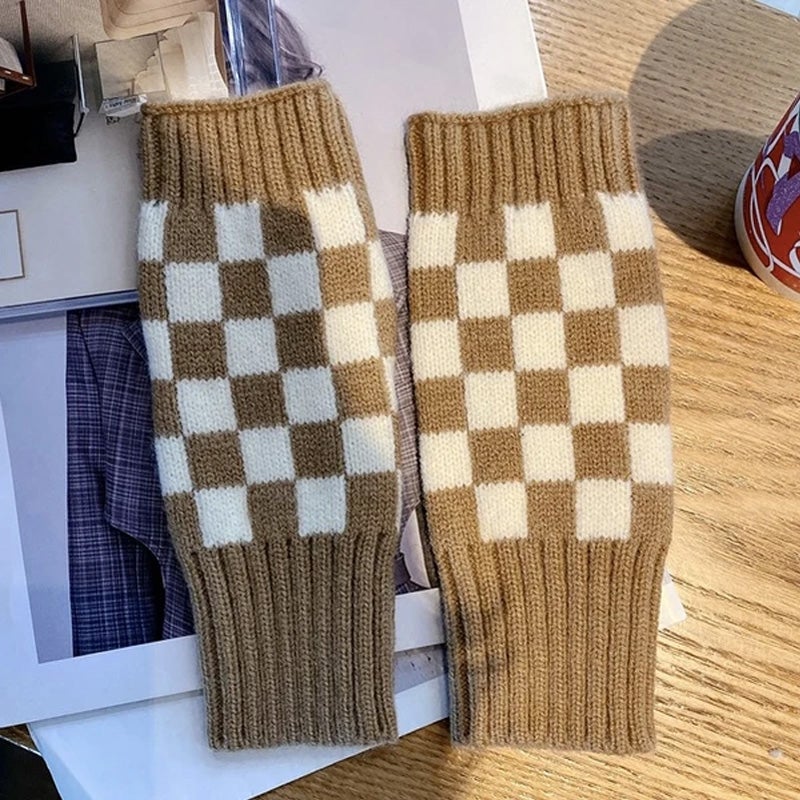 Checkerboard knitted gloves - Image 5