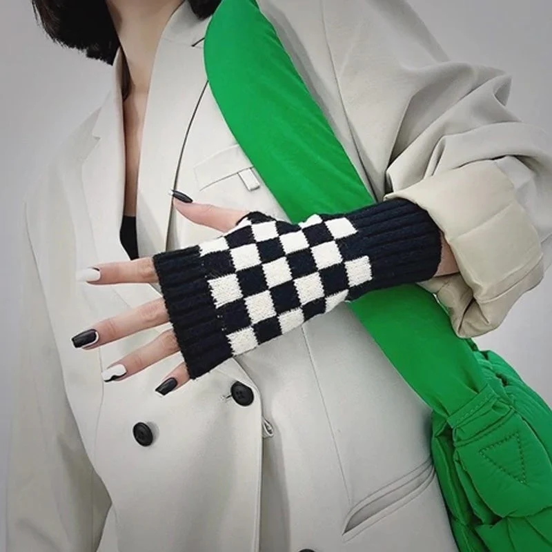 Checkerboard knitted gloves - Image 7