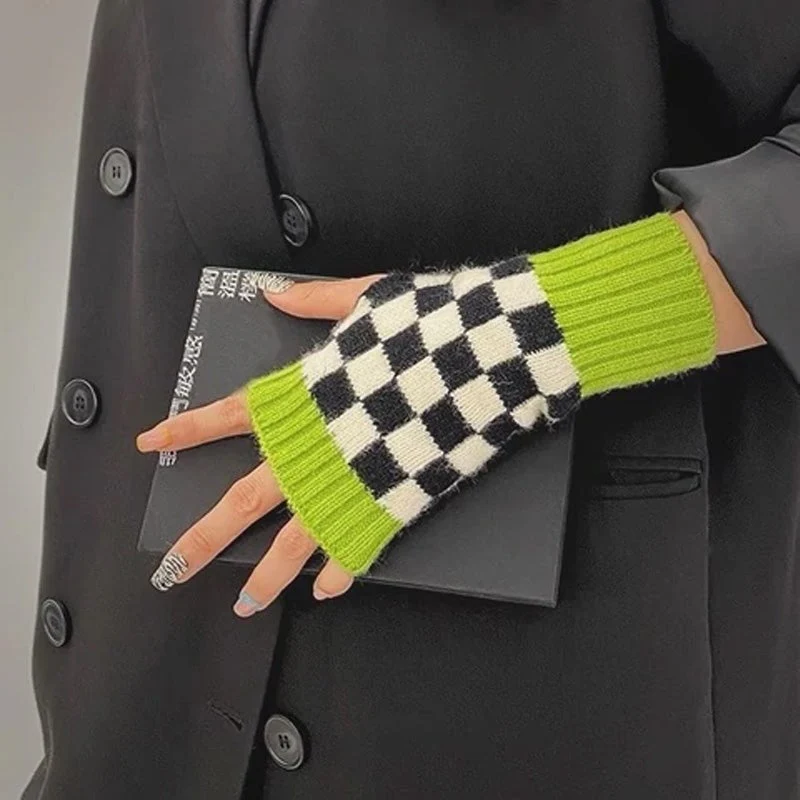 Checkerboard knitted gloves - Image 8