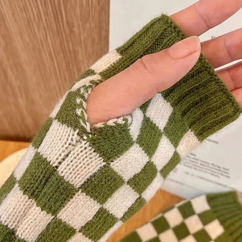 Checkerboard knitted gloves - Image 9