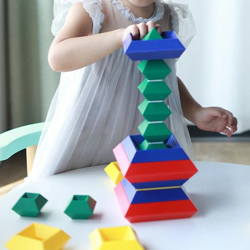 Creatieve bouwpiramides die blokken stapelen - Image 8