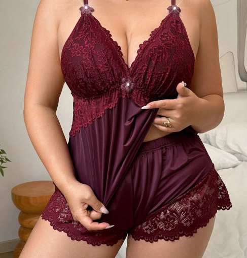 Emira – Luxe satijnen pyjama set met verstelbare kanten bandjes - Image 19
