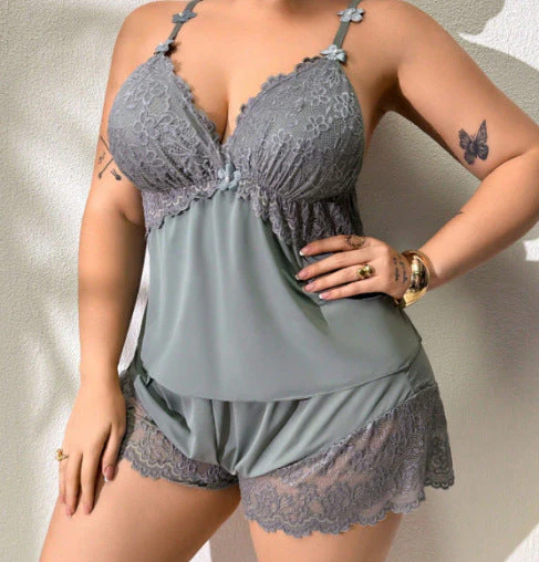 Emira – Luxe satijnen pyjama set met verstelbare kanten bandjes - Image 23