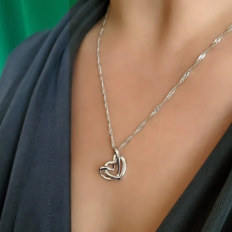 In elkaar grijpende hart ketting