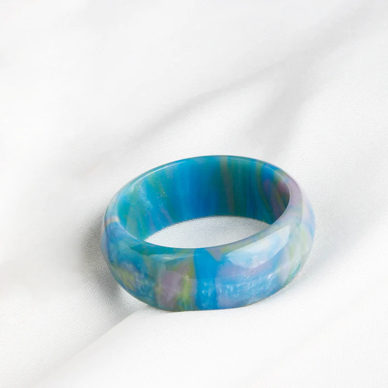 Ring van ingelegde hars met regenboogdiamanten